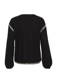 Čierny pletený sveter s uvoľneným strihom, širokými rukávmi a bielym kontrastným stehom pozdĺž ramien a spodného okraja. Štruktúrovaná látka.