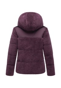 Paarse fleece jas met een capuchon, zachte textuur en een gewatteerd ontwerp met glad materiaal op de schouders en bovenrug.