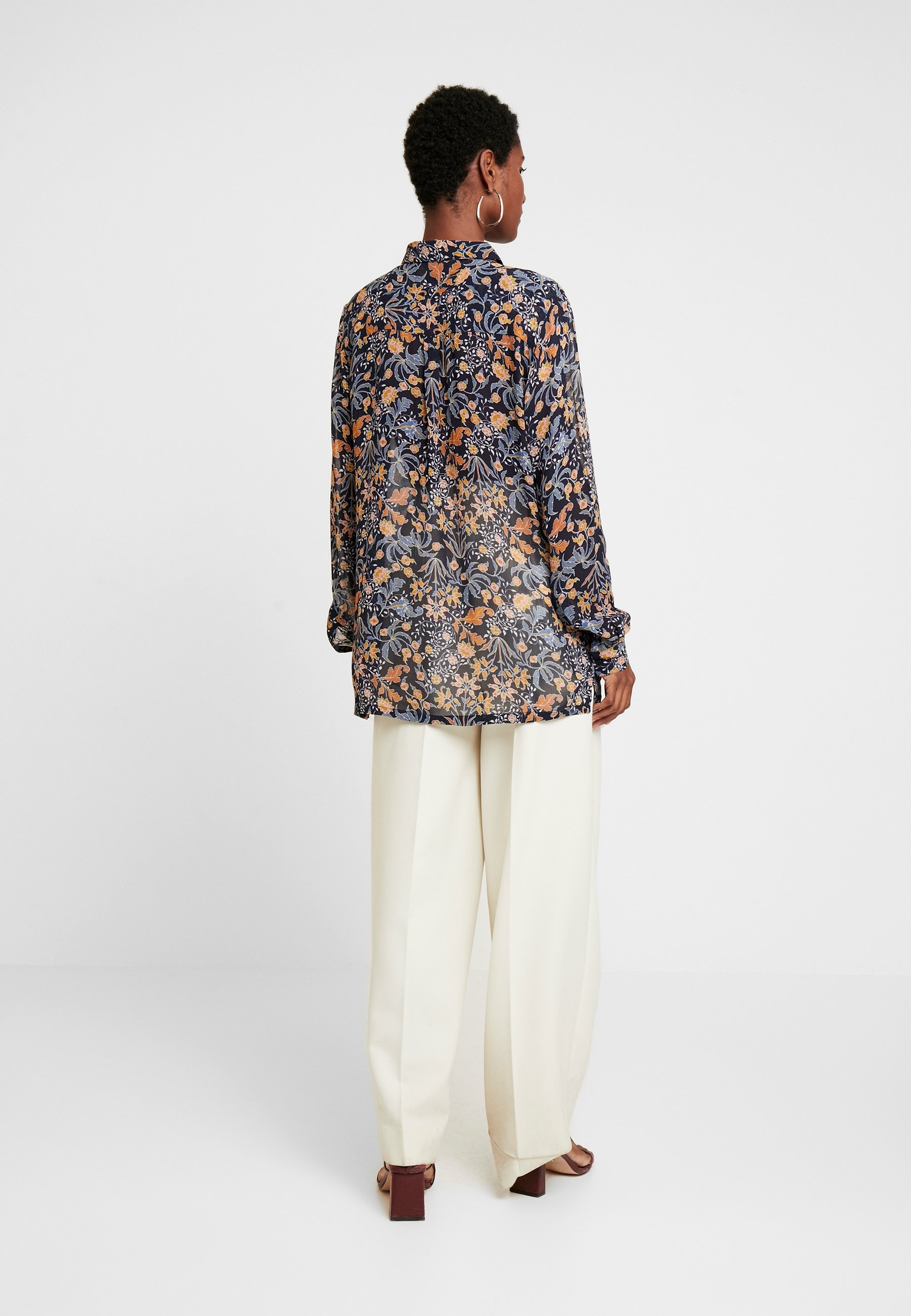 Part Two ABIA Skjorte dark navy Zalando.no Part Two TALA Skjorte berry flowerdark blue. Zalando.no