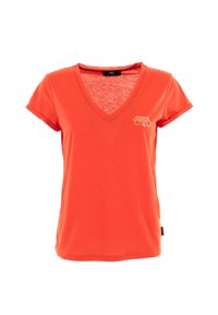 T-shirt rouge à col en V fabriqué en coton doux, avec des manches courtes et un petit logo blanc sur le côté gauche. Coupe décontractée avec une texture lisse.