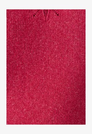 Jersey de punto en un color rojo rosado sólido, con una superficie texturizada y un patrón sutil cerca del escote.