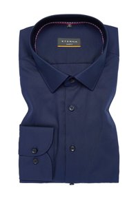 Navyblauwe slim-fit dress shirt met een puntige kraag, knoopsluiting en contrasterende binnenkraag. Glad stof met een strakke textuur.