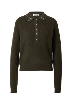 Pull en maille vert foncé avec un col à boutons ornés de clous en argent, une patte de boutonnage sur le devant et des manches longues. Matière côtelée texturée.