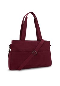 Burgundin värinen kangaskassi, jossa on teksturoitu pinta, lyhyet kaksoiskahvat ja säädettävä olkahihna; sisältää etutaskun ja vetoketjusulon.