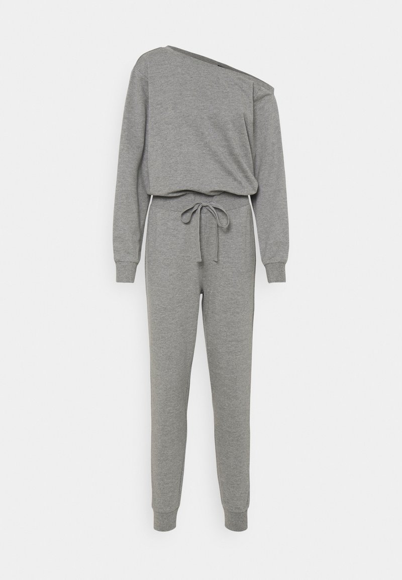Grå én-skulder jumpsuit lavet af blødt stof, med lange ærmer, en bundet talje og tapered ben med cuffede kanter.