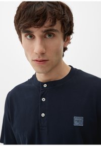s.Oliver MIT HENLEY-AUSSCHNITT - Jednoduché tričko - navy