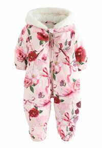 Rosa vinterdragt med blomsterprint og en blød hætte, prydet med store roser og bånd, designet til småbørn. Foran er der synlig lynlås og lommer.