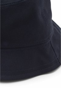 Mörkblå bucket hat gjord av texturerad tyg, med en bred brätte och sydda detaljer för hållbarhet.