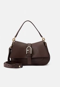 Sac à main en cuir marron avec une forme structurée, des ferrures dorées, un détail de boucle à l'avant, et une bandoulière amovible pour des options de port polyvalentes.