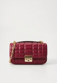 Siūtas bordo spalvos rankinė su aukso spalvos metaline sagtimi, grandinėlės dirželiu ir stačiakampio forma. Lygi tekstūra ir paminkštintas dizainas su ryškiais siuvimo akcentais.