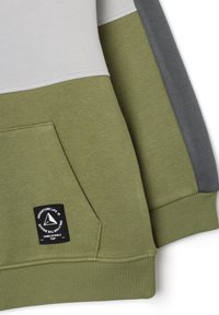 Felpa con tonalità di verde, grigio e bianco; polsini a costine; tasca a marsupio; etichetta in tessuto con sfondo nero e testo bianco.