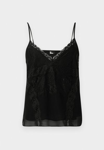 Camisole noire avec des détails en dentelle au niveau de l'encolure et des côtés, fines bretelles réglables et une matière lisse, légèrement transparente.