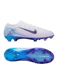 Scarpe da calcio bianche con superficie texturizzata. Presentano una suola con gradiente dal blu al viola, logo Nike in viola e design con lacci.