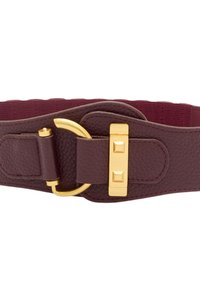 Burgundy läderbälte med en texturerad finish, som har en gyllene cirkulär spänne och en rektangulär nitaraccent.