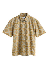 Camisa de manga corta con botones, con un patrón geométrico floral en amarillo mostaza y blanco y cuello estándar.