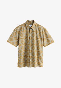 Camisa de manga corta con botones, con un patrón geométrico floral en amarillo mostaza y blanco y cuello estándar.