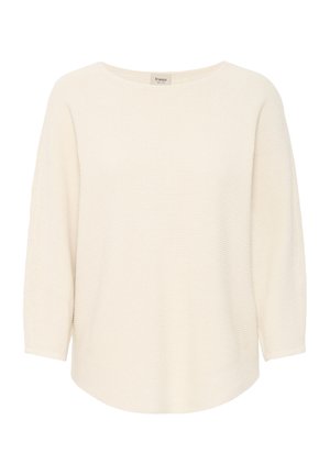 Striktrøje i fløde farve med trekvartærmer og rund halsudskæring, vist fladt med en let teksturdetalje.