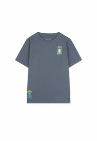 Camiseta de manga corta azul grisáceo con un pequeño texto gráfico "SCAL PERS" y una calavera con tibias cruzadas y arcos amarillos cerca del dobladillo.