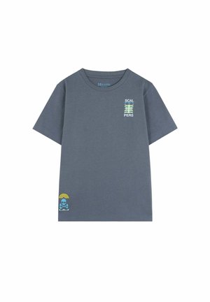 Camiseta de manga corta azul grisáceo con un pequeño texto gráfico "SCAL PERS" y una calavera con tibias cruzadas y arcos amarillos cerca del dobladillo.