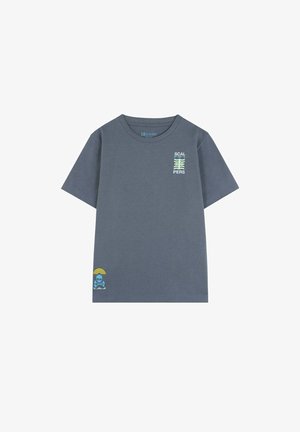 Niebiesko-szary t-shirt z krótkim rękawem z małym napisem graficznym "SCAL PERS" oraz czaszką z kośćmi i żółtymi łukami w pobliżu dołu.