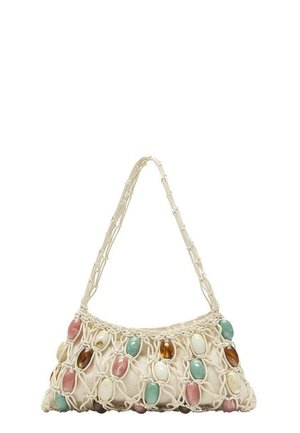 Piccola borsa a tracolla color crema con design a rete caratterizzata da grandi perle ovali in tonalità rosa, verde, bianco e ambra.