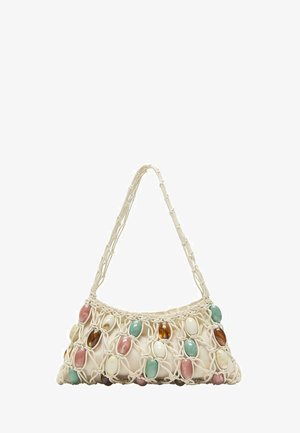 Piccola borsa a tracolla color crema con design a rete caratterizzata da grandi perle ovali in tonalità rosa, verde, bianco e ambra.