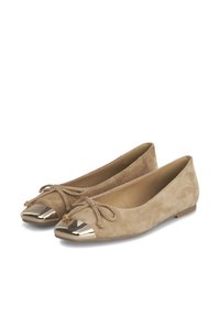 Ballerines en daim beige avec un bout rond munie d'une capuchon métallique, un détail en nœud à l'avant et un petit talon.