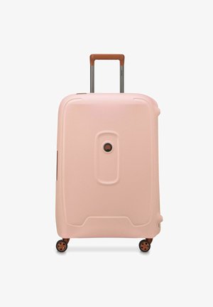 Rosa hard-shell koffert med teksturert overflate, sentral lås, brun håndtak og fire multirettede hjul for enkel mobilitet.