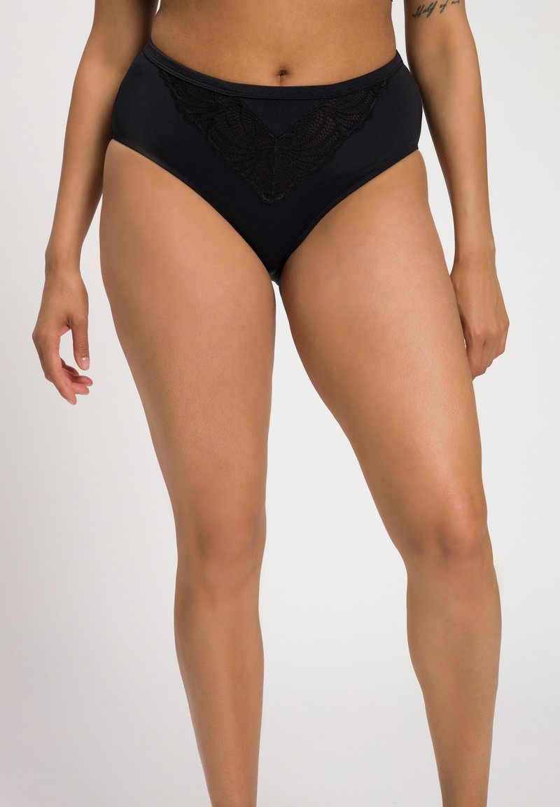 Panties neri a vita alta realizzati in tessuto liscio, con un pannello in pizzo sul davanti che presenta un motivo a foglia. Le cuciture diagonali esaltano la forma.