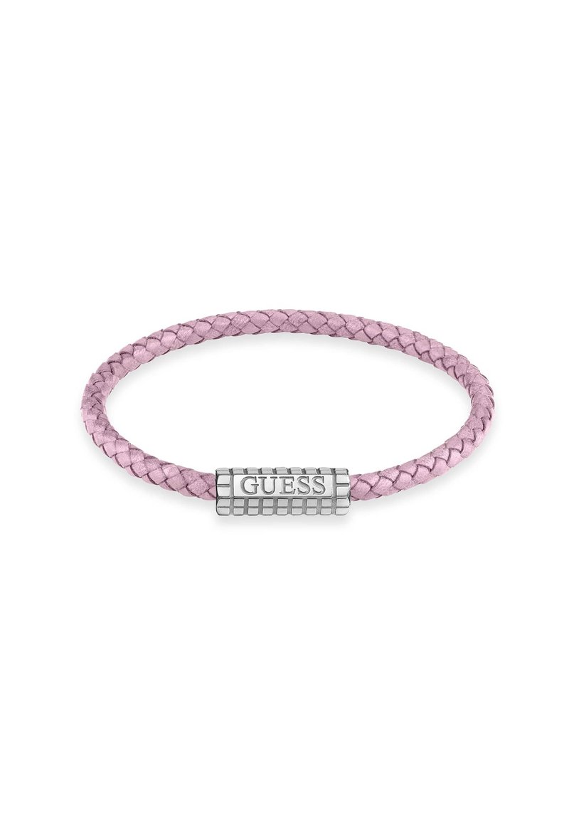 Lila geflochtener Armband mit einem silbernen rechteckigen Charm, der mit "GUESS" graviert ist. Das Material wirkt geschmeidig mit einer glatten Textur.
