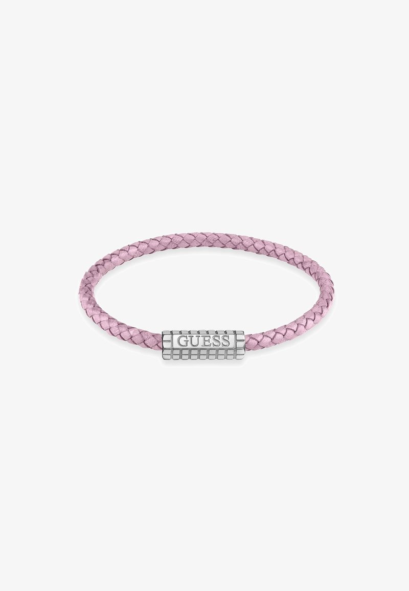 Lila geflochtener Armband mit einem silbernen rechteckigen Charm, der mit "GUESS" graviert ist. Das Material wirkt geschmeidig mit einer glatten Textur.