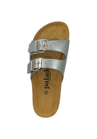 Sandale àglisse en cuir argenté avec deux brides réglables, boucles métalliques et semelle intérieure rembourrée couleur tan. Logo imprimé sur la semelle.