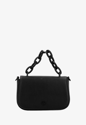Schwarze Lederhandtasche mit glatter Textur, flacher rechteckiger Form und grobem schwarzen Kettenriemen. Verfügt über ein dezentes Logo.