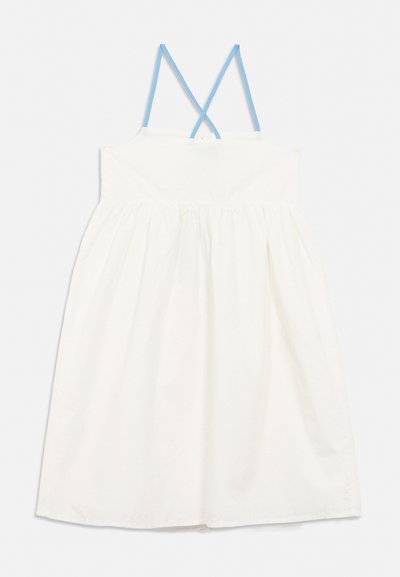 Biele šaty bez rukávov so zbieranou sukňou a tenkými modrými kríženými ramienkami, položenené na bielom pozadí.