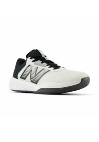 Weiße Sportschuhe mit schwarzen Akzenten, ausgestattet mit einem strukturierten Mesh-Obermaterial, einem markanten dreieckigen Muster an der Seite und einer grauen Sohle.
