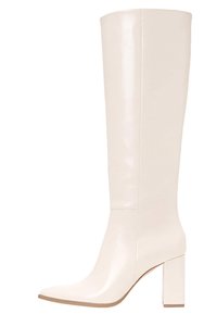 Bottes en cuir blanc hauteur genou avec un talon carré, bout carré, texture lisse et détails de couture minimaux.