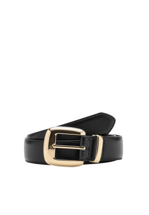 Ceinture en cuir noir avec une boucle rectangulaire en métal doré et un passant assorti en or, enroulée sur un fond blanc.