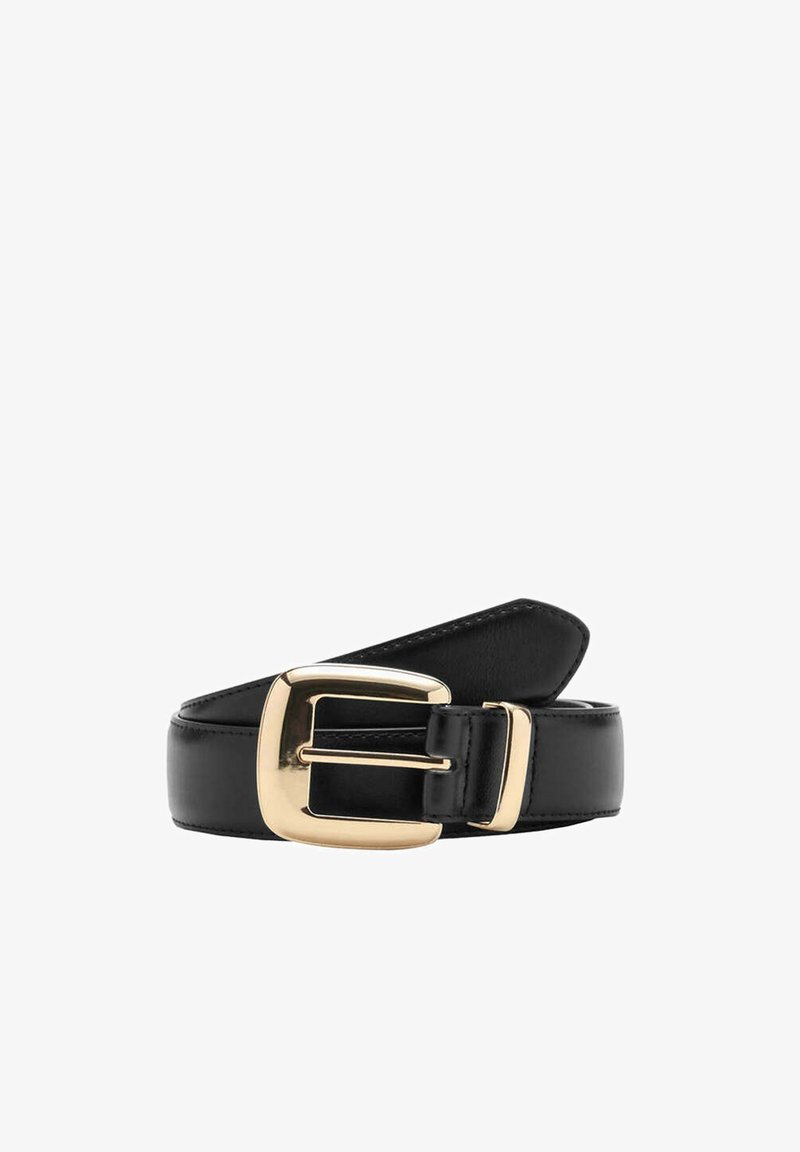 Ceinture en cuir noir avec une boucle rectangulaire en métal doré et un passant assorti en or, enroulée sur un fond blanc.