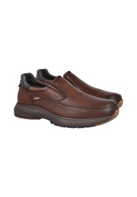 Zapatos marrones de cuero sin cordones con una textura suave, punta redonda y paneles laterales elásticos. Presentan una suela de goma gruesa con tracción.