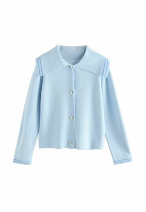 Šviesiai mėlynas kardiganas su dideliu apykakliu ir dviem tamsiai mėlynomis juostomis. Turi šešis sidabrinius mygtukus ir ilgomis rankovėmis, pagamintas iš minkštos medžiagos.