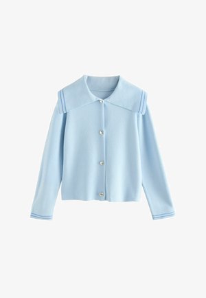 Šviesiai mėlynas kardiganas su dideliu apykakliu ir dviem tamsiai mėlynomis juostomis. Turi šešis sidabrinius mygtukus ir ilgomis rankovėmis, pagamintas iš minkštos medžiagos.