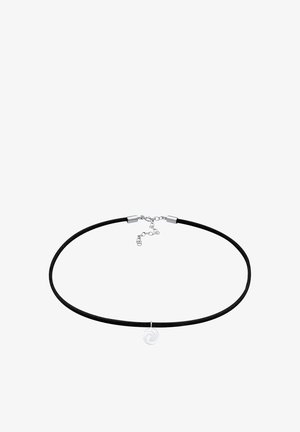 Juodo odinės apyrankės kaklo papuošalas su sidabriniu spiraliniu pakabuku, užsegamas metalinėmis sagtimis ir reguliuojamu grandinėle ilgiui.