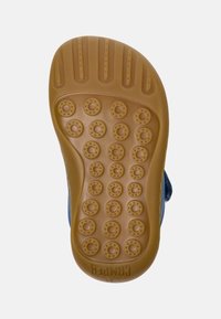 Modrá podrážka obuvi z gumy se strukturovaným, kulatým vzorem pro lepší přilnavost. Má zaoblený tvar a flexibilní design pro pohodlí.