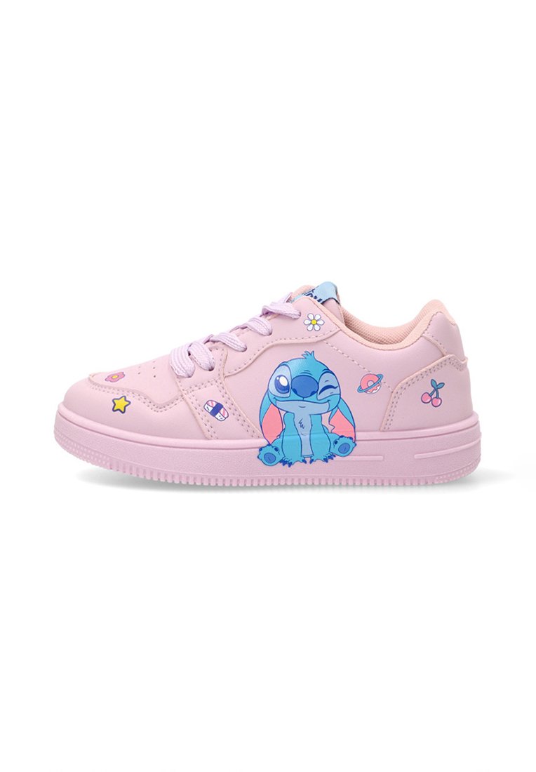 Zapatillas rosas con un acabado brillante, que presentan un personaje Stitch en azul y acentos coloridos como estrellas y cerezas a los lados.