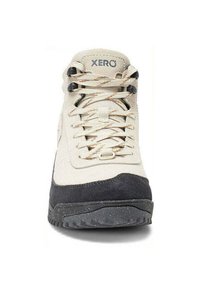 Zapato de senderismo beige y negro con cordones acentuados en naranja, suela negra y logo "XERO" en la lengüeta, visto de frente.