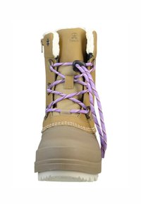 Bota impermeable marrón con parte superior sintética beige, forro de forro polar blanco, cordones morados y suela de goma texturizada con surcos de tracción.