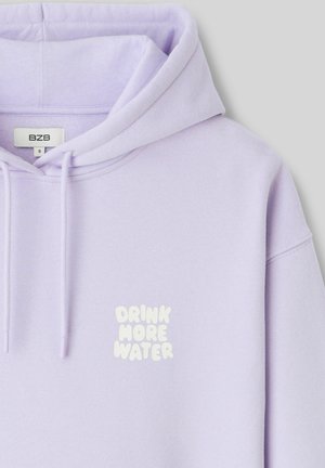 Sweat à capuche violet en tissu doux, avec une poche kangourou à l'avant. "BOIS PLUS D'EAU" imprimé en texte blanc en relief sur la poitrine.