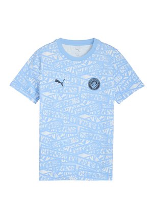 Ljusblå t-shirt med ett upprepande grafiskt mönster som innehåller orden "CITY" och "CITIZENS." Har en rund halsringning och Puma-logotyp.