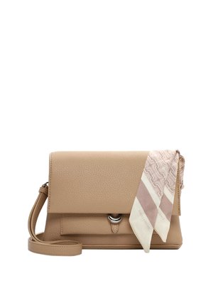 Sac bandoulière en cuir beige avec fermeture à rabat et foulard en soie imprimé aux tons beige et blanc.