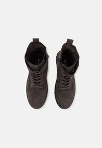 Stivaletti alla caviglia in suede grigio scuro con design a lacci, punta rotonda, linguetta per il tallone e suola in gomma testurizzata. L'interno è dotato di foderatura imbottita.